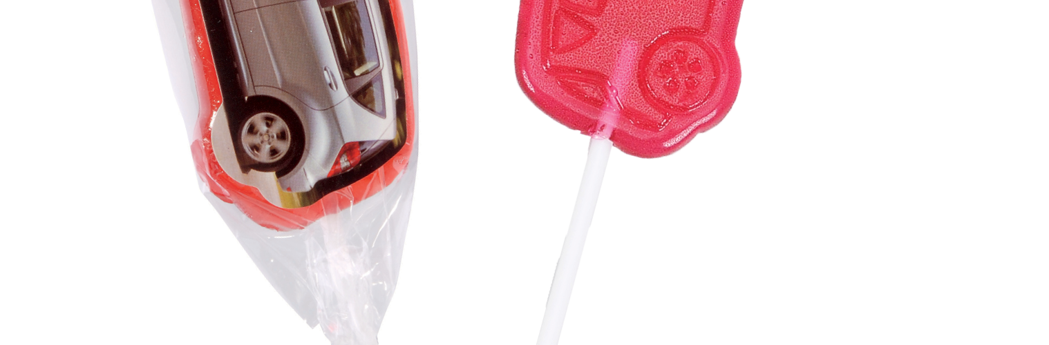 Lízátko různých tvarů s reklamní nálepkou