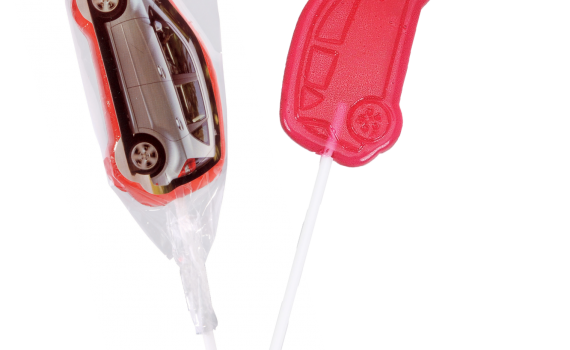 Lízátko různých tvarů s reklamní nálepkou