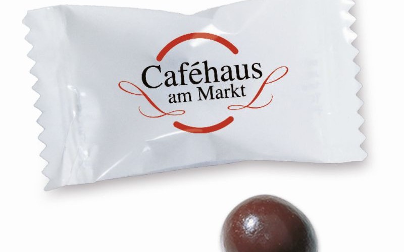 Kávové zrnko v čokoládě v reklamním obalu