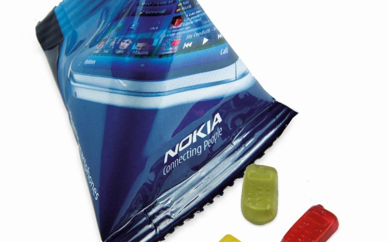 Gumové telefony v čtyřstěnném sáčku