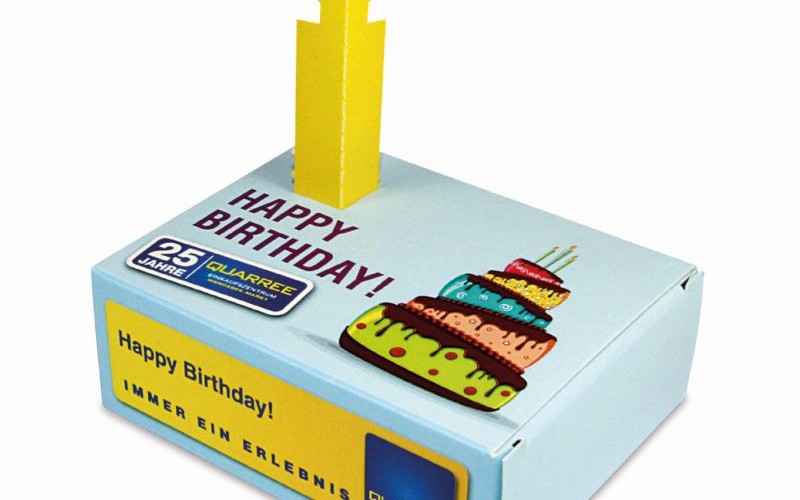 Malý máslovo-piškotový koláček v reklamní krabičce