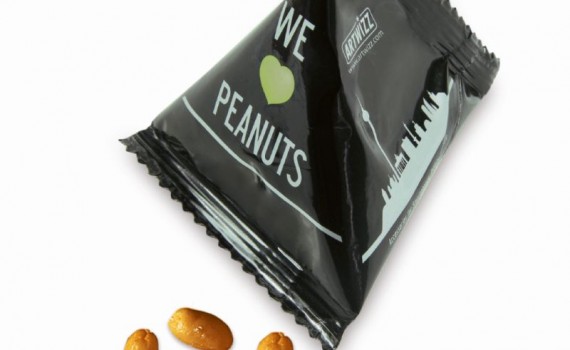 Pražené slané arašídy v reklamním sáčku