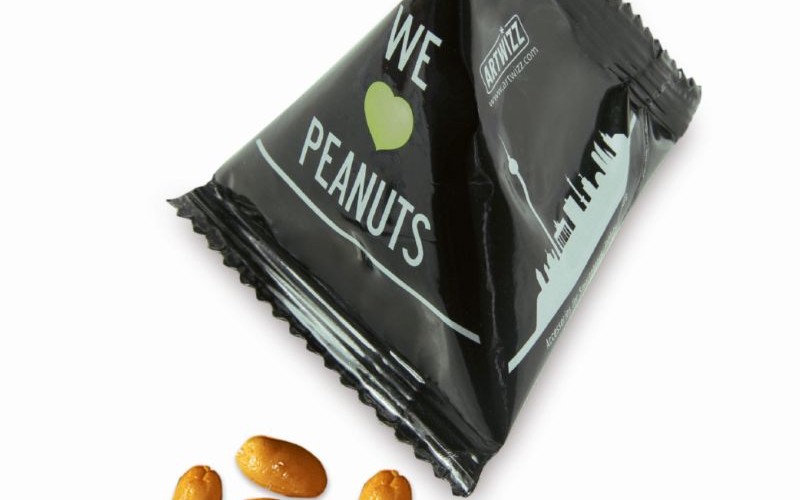 Pražené slané arašídy v reklamním sáčku