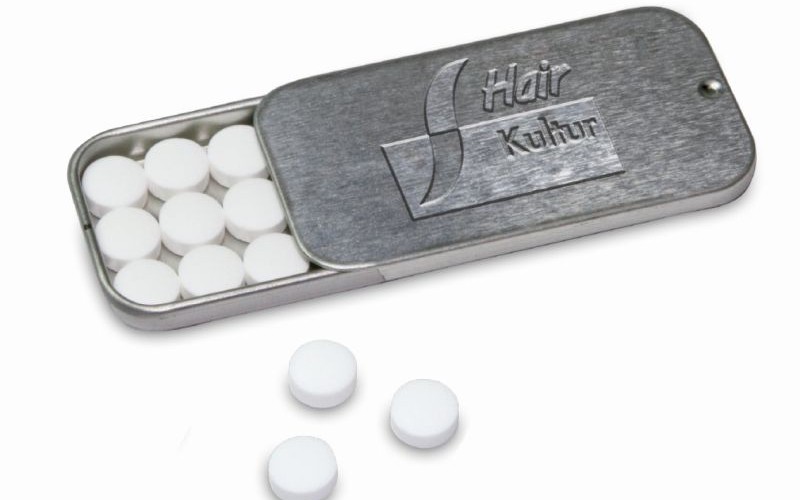 Plochá plechová krabička s cukrovinkami