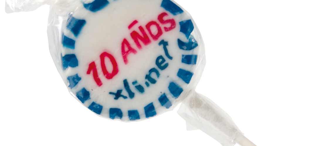 Placaté lízátko s logem v průhledné folii