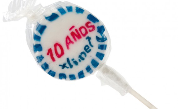 Placaté lízátko s logem v průhledné folii