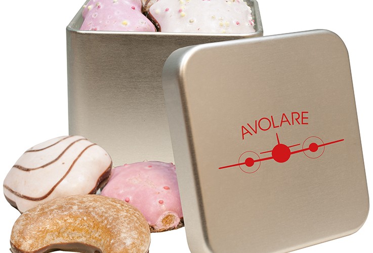 Vánoční perníčky různých tvarů s různými polevami v reklmaní plechovce