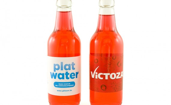 Limonáda v lahvi s reklamní etiketou