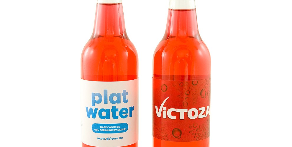 Limonáda v lahvi s reklamní etiketou