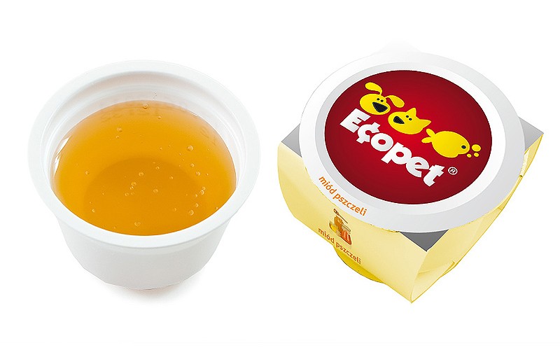 Med v reklamním plastovém kalíšku