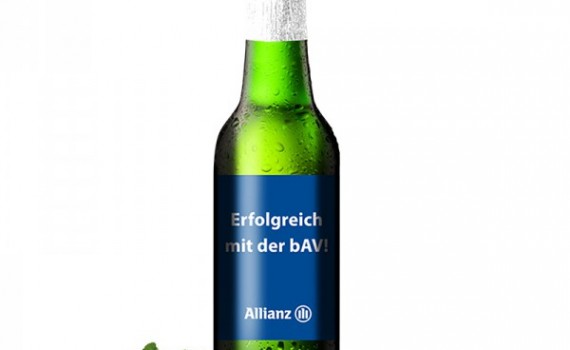 Pivo s reklamní etiketou