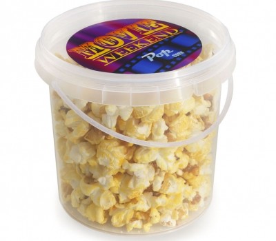 Sladký popcorn v reklamním kyblíčku