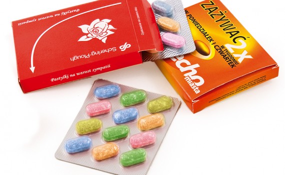 Kapsle s práškem v blistru v reklamní krabičce