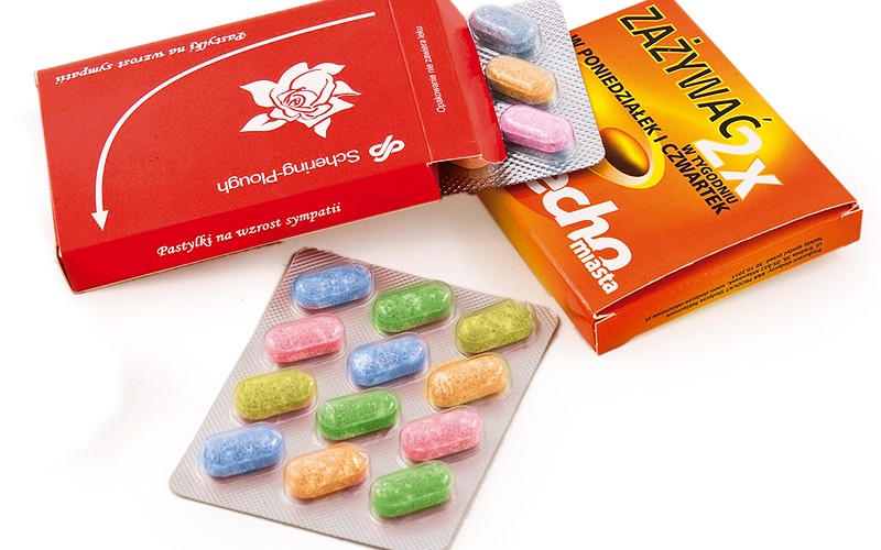 Kapsle s práškem v blistru v reklamní krabičce