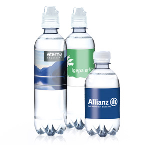 Voda v lahvi s reklamní etiketou