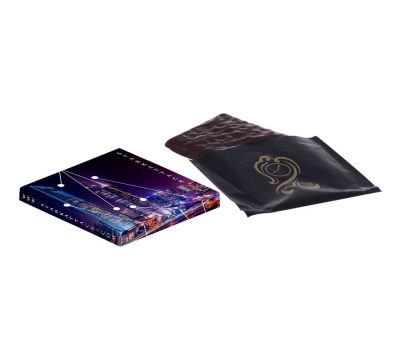 Square box with 1 chocolate, approx. 8 g