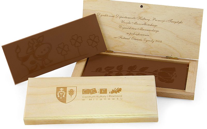 Your Motif chocolates in wooden box 245 g