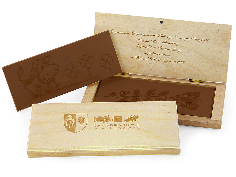 Your Motif chocolates in wooden box 245 g