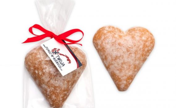 Heart-shaped gingerbread with greeting card
